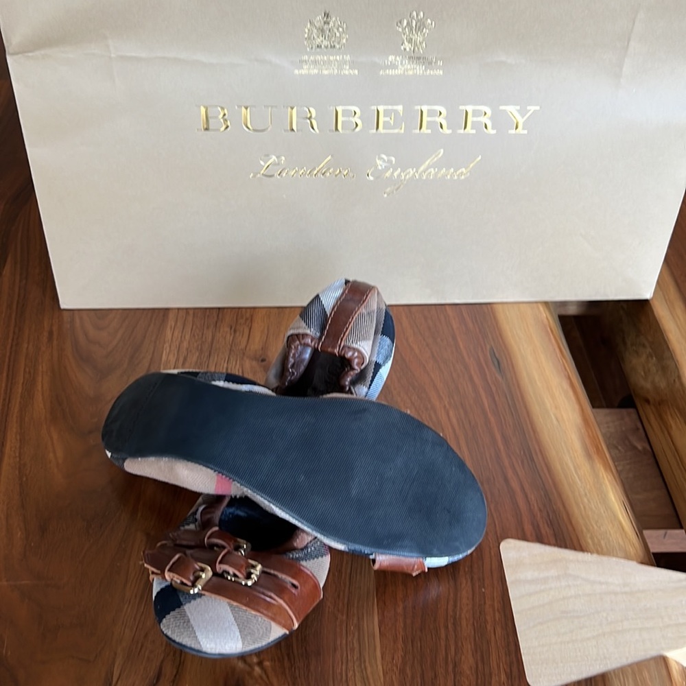 Burberry flats like new size 39 with the bag. - Picture 3 of 5